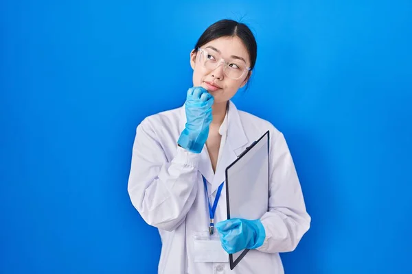 Kinesiska Ung Kvinna Som Arbetar Forskare Laboratorium Med Hand Haka — Stockfoto