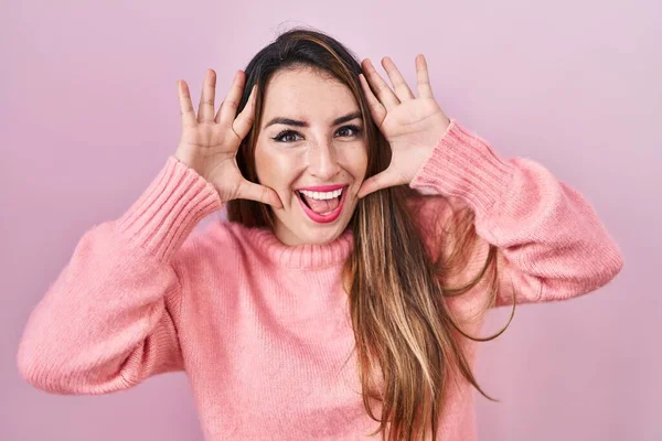 Mladá Hispánka Stojí Nad Růžovým Pozadím Vesele Usmívá Dívá Boo — Stock fotografie