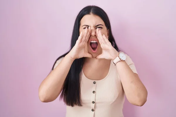 Young Hispanic Woman Standing Pink Background Shouting Angry Out Loud — Stock Photo, Image