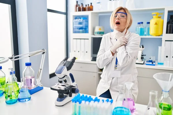 Mulher Loira Meia Idade Trabalhando Laboratório Cientista Gritando Sufocar Porque — Fotografia de Stock
