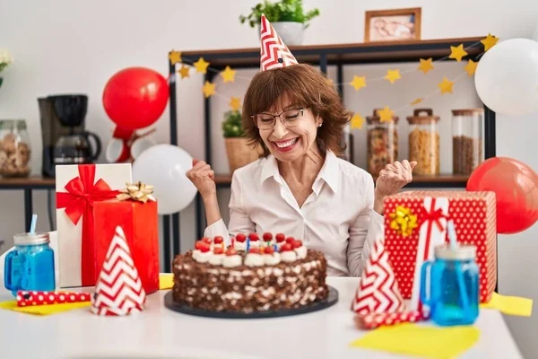 Kobieta Średnim Wieku Świętuje Urodziny Trzymając Duży Tort Czekoladowy Krzycząc — Zdjęcie stockowe