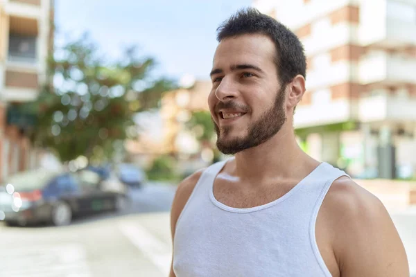 Νεαρός Ισπανός Χαμογελάει Αυτοπεποίθηση Στο Δρόμο — Φωτογραφία Αρχείου