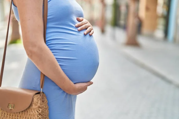 Ung Gravid Kvinna Vidrör Magen Gatan — Stockfoto