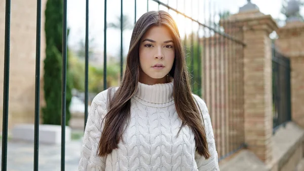 Молодая Красивая Латиноамериканка Стоящая Улице Серьезным Выражением Лица — стоковое фото