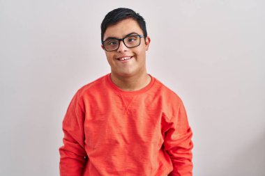 Yüzünde mutlu ve havalı bir gülümsemeyle beyaz arka planda duran, Down sendromlu genç İspanyol bir adam. şanslı kişi. 