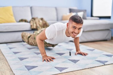 Latin kökenli asker asker eğitimini evde tamamlıyor.