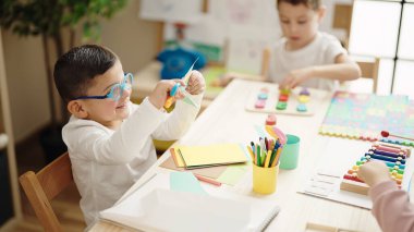 Anaokulunda ksilofon kesme kağıdıyla oynayan bir grup çocuk.