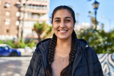 Sokakta kendine gülen genç İspanyol kadın.