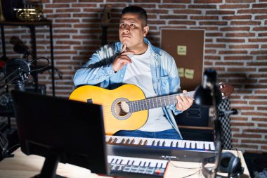 Latin asıllı genç bir adam müzik stüdyosunda klasik gitar çalıyor şüphe üzerine yoğunlaşmıştı. 