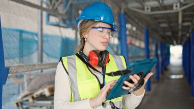 Sokakta dokunmatik ped kullanan genç sarışın bir mimar.