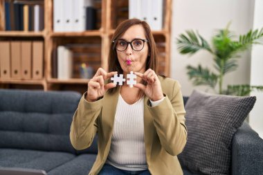 Terapist olarak çalışan orta yaşlı bir kadın balık suratlı, şaşı gözlü, çılgın ve komik bakışlı bir terapist.. 