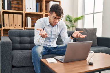 Genç İspanyol Psikolog Psikoloji Kliniği 'nde online seans yapıyor.