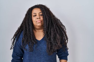 Ayrıca beyaz arka planda duran iri yarı İspanyol kadın yüzünde ciddi bir ifadeyle rahatlamış. Basit ve doğal bir şekilde kameraya bakıyorsun.. 