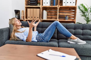 Genç sarışın hasta klinikte psikoloji seansı yapıyor.