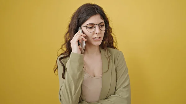 Mujer Hispana Hermosa Joven Hablando Teléfono Inteligente Sobre Fondo Amarillo —  Fotos de Stock
