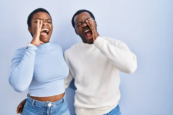 Genç Afro Amerikalı Çift Mavi Arka Planda Durup Ele Tutuşarak — Stok fotoğraf
