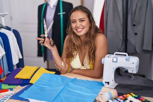 Jonge Mooie Latino Vrouw Kleermaker Glimlachen Zelfverzekerd Vasthouden Schaar Kleermaker — Stockfoto