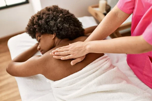 Young African American Woman Having Back Massage Beauty Center — ストック写真