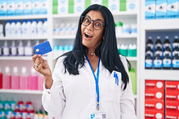 Donna Matura Ispanica Che Lavora Farmacia Farmacia Con Carta Credito — Foto Stock