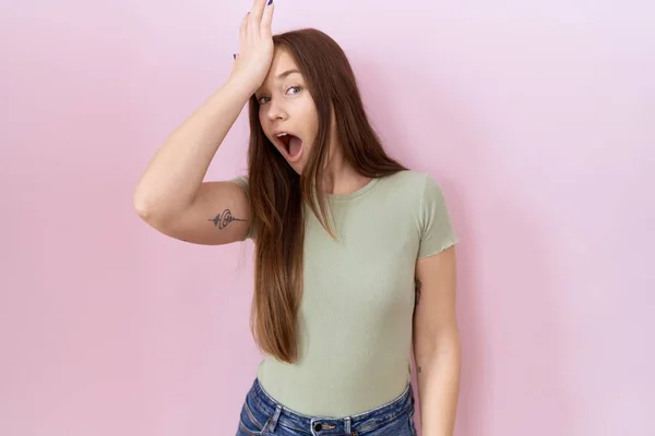 Mooie Brunette Vrouw Staan Roze Achtergrond Verrast Met Hand Het — Stockfoto