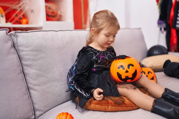 Cadı Kostümü Giyen Sevimli Sarışın Kız Balkabağı Sepetinde Yarasa Oyuncağı — Stok fotoğraf