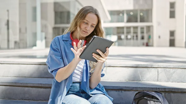 Νεαρή Ξανθιά Φοιτήτρια Χρησιμοποιώντας Touchpad Κάθεται Στις Σκάλες Στο Πανεπιστήμιο — Φωτογραφία Αρχείου