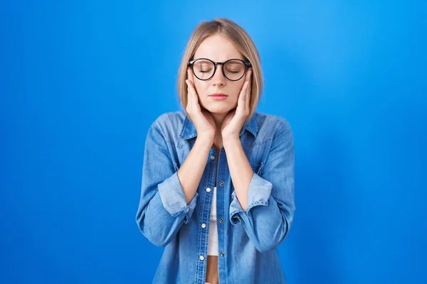 코카서스 여성은 스트레스때문에 머리에 통증을 느끼기 있습니다 편두통으로 고생하다 — 스톡 사진