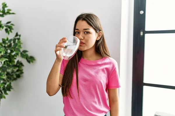 Junge Lateinamerikanische Frau Trinkt Hause Wasser — Stockfoto