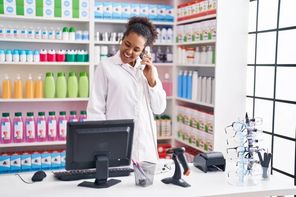 Afričanky Americká Žena Lékárník Mluví Telefonu Pomocí Počítače Lékárně — Stock fotografie