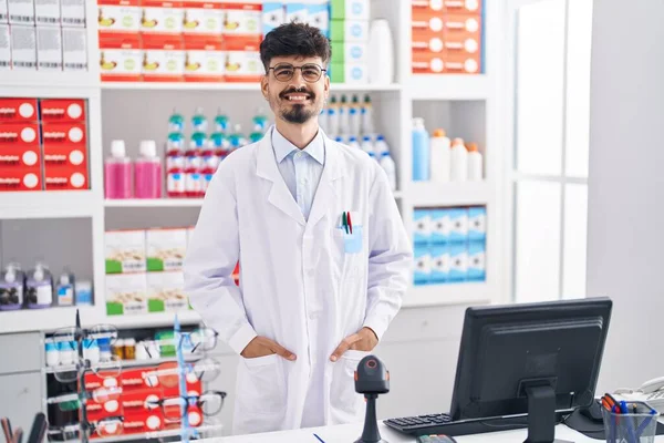 Νεαρός Ισπανός Φαρμακοποιός Χαμογελά Σίγουρος Στέκεται Στο Φαρμακείο — Φωτογραφία Αρχείου