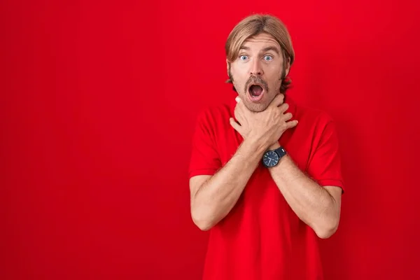 Hombre Caucásico Con Bigote Pie Sobre Fondo Rojo Gritando Sofocado —  Fotos de Stock