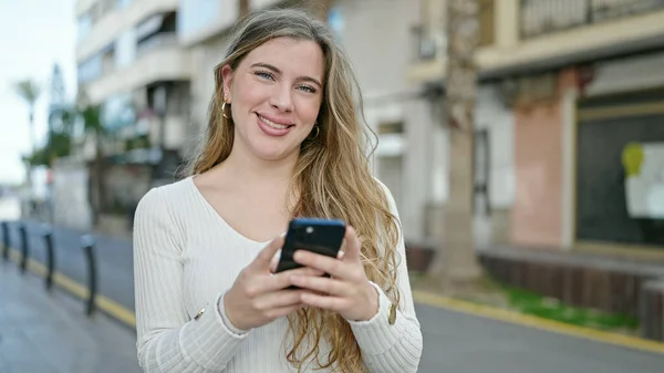 Mladá Blondýnka Žena Úsměvem Jistý Pomocí Smartphone Ulici — Stock fotografie