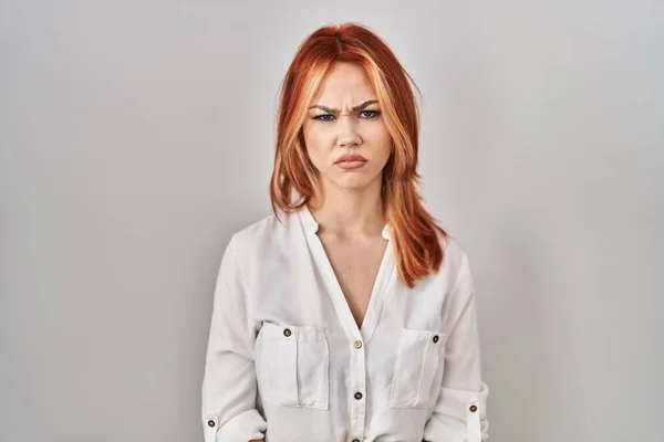 Young Caucasian Woman Standing Isolated Background Skeptic Nervous Frowning Upset — Stock fotografie