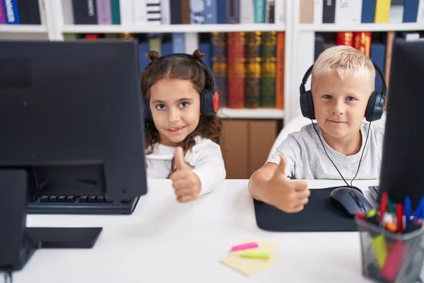 Adorável Menino Menina Estudantes Usando Computador Fones Ouvido Fazendo Polegares — Fotografia de Stock