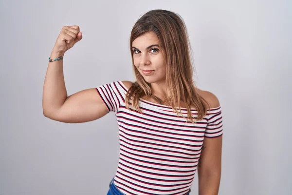 Young Hispanic Woman Standing Isolated Background Strong Person Showing Arm — Stock fotografie