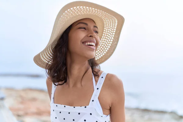 Young African American Woman Wearing Summer Hat Looking Side Seaside — 스톡 사진