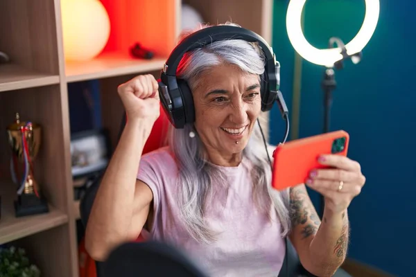Středního Věku Šedovlasá Žena Streamer Hrát Videohry Pomocí Smartphonu Herně — Stock fotografie