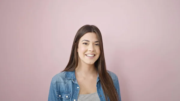 Молода Красива Іспаномовна Жінка Посміхається Впевнено Стоїть Над Ізольованим Рожевим — стокове фото