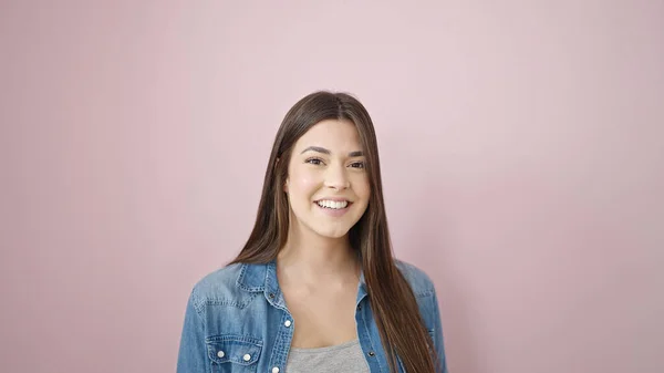 Jovem Bela Mulher Hispânica Sorrindo Confiante Sobre Fundo Rosa Isolado — Fotografia de Stock