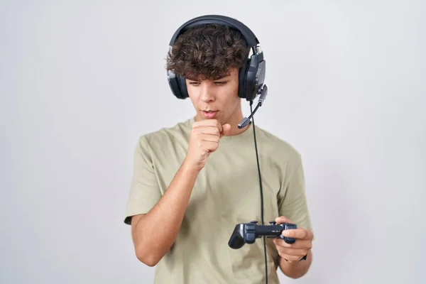 Adolescente Hispano Jugando Videojuegos Sosteniendo Controlador Sintiéndose Mal Tosiendo Como —  Fotos de Stock