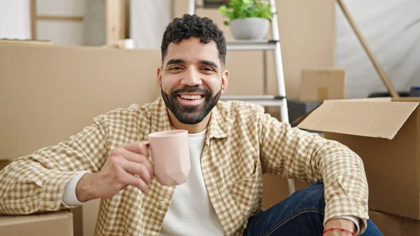 Junger Hispanischer Mann Trinkt Kaffee Neuen Zuhause — Stockfoto