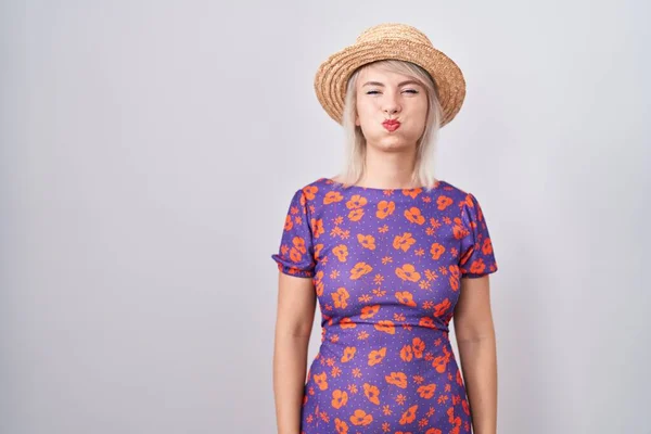 年轻的高加索女人穿着花衣服 戴着夏帽 脸上带着滑稽的表情 气喘吁吁的嘴 疯狂的表情 — 图库照片