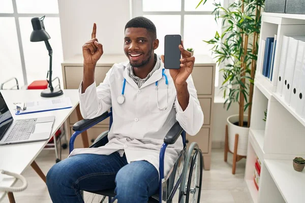 Африканский Американский Врач Сидящий Инвалидной Коляске Держа Смартфон Удивленный Идеей — стоковое фото