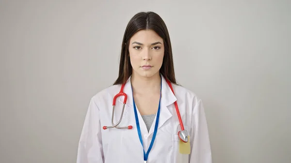 Νεαρή Όμορφη Ισπανίδα Γιατρός Στέκεται Χαλαρή Έκφραση Πάνω Από Απομονωμένο — Φωτογραφία Αρχείου