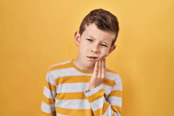 Sarı Arka Planda Dikilen Beyaz Bir Çocuk Diş Ağrısı Diş — Stok fotoğraf
