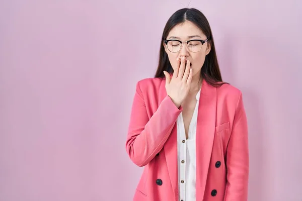 眼鏡をかけている中国のビジネスの若い女性は手で口をカバー疲れあくび退屈 落ち着きもなく眠気もなく — ストック写真