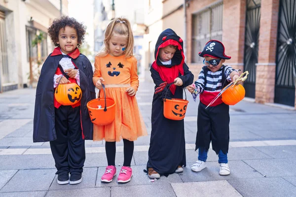 Grupo Crianças Vestindo Trajes Halloween Colocando Doces Cesta Abóbora Rua — Fotografia de Stock