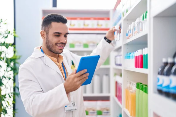 Jovem Farmacêutico Hispânico Usando Touchpad Trabalhando Farmácia — Fotografia de Stock