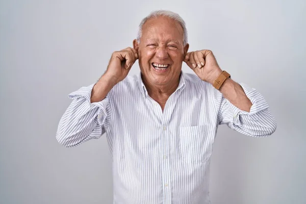 Zole Edilmiş Arka Planda Gri Saçlı Yaşlı Adam Gülümseyerek Parmaklarıyla — Stok fotoğraf