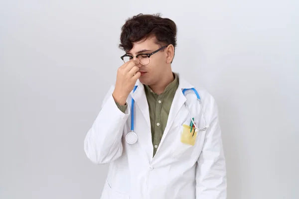 Jonge Niet Binaire Man Draagt Doktersuniform Stethoscoop Moe Wrijven Neus — Stockfoto